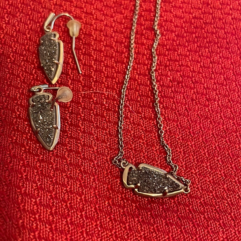 Kendra Scott arrowhead necklace and earrings